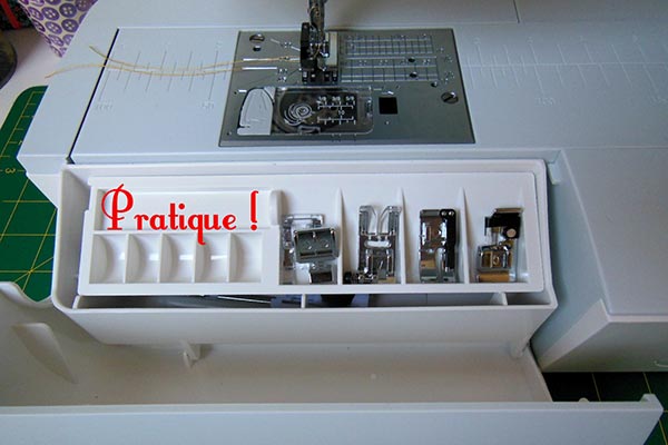Espace de rangement de la machine à coudre Janome Skyline S3
