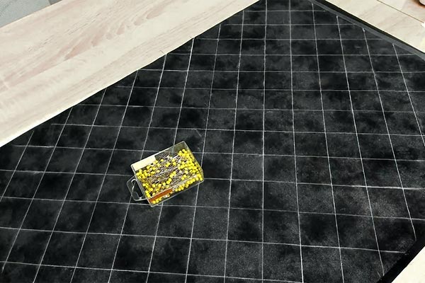 Quadriller le tissu du sac banane