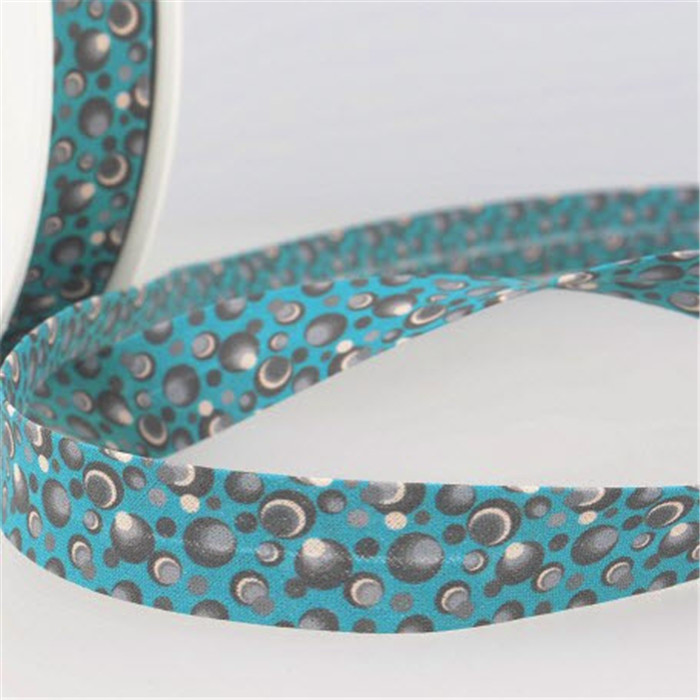 Biais plié bleu canard motif bulles 20mm au mètre Biais plié bleu canard motif bulles 20mm au mètre