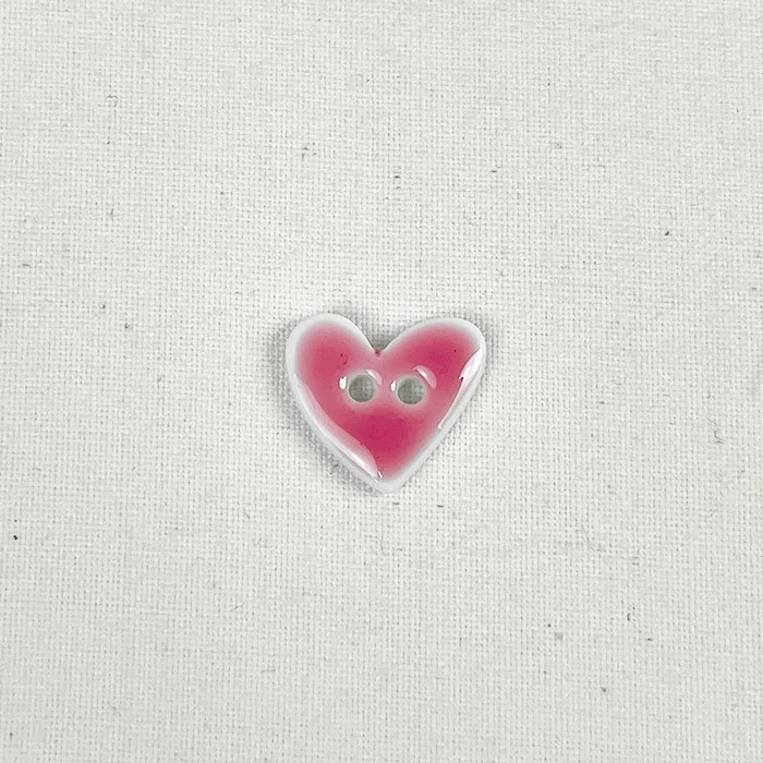 Bouton 15mm forme de coeur fuchsia effet émail Bouton 15mm forme de coeur fuchsia effet émail