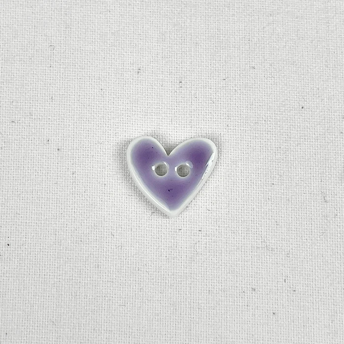 Bouton 15mm forme de coeur mauve effet émail Bouton 15mm forme de coeur mauve effet émail